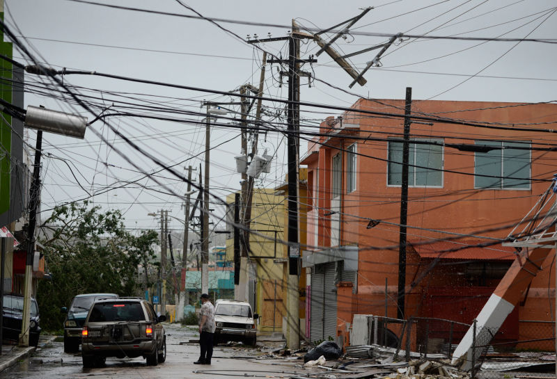 Líneas de electricidad caídas. (Foto: AP Images)